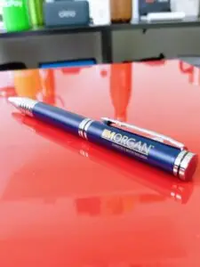 Caneta Personalizada com personalização de logotipo de marca corporativa. Brinde corporativo inovador.