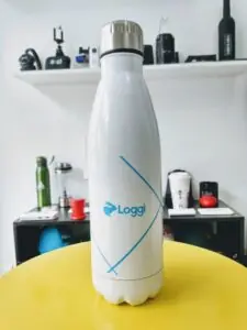 Garrafa Térmica Personalizada com logotipo de marca empresarial. Brinde personalizado inovador.