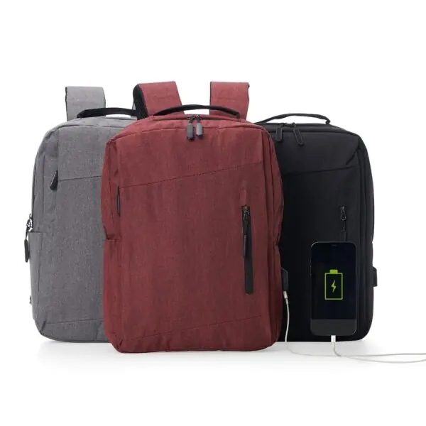 Mochila preta com placa de metal gravada corporativa