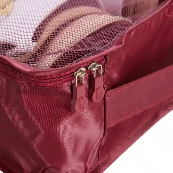 Detalhe do tecido e costura da necessaire personalizada com logo