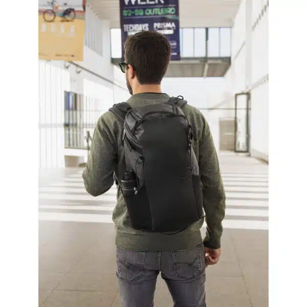 Detalhe da placa de metal com logotipo na mochila Alasca