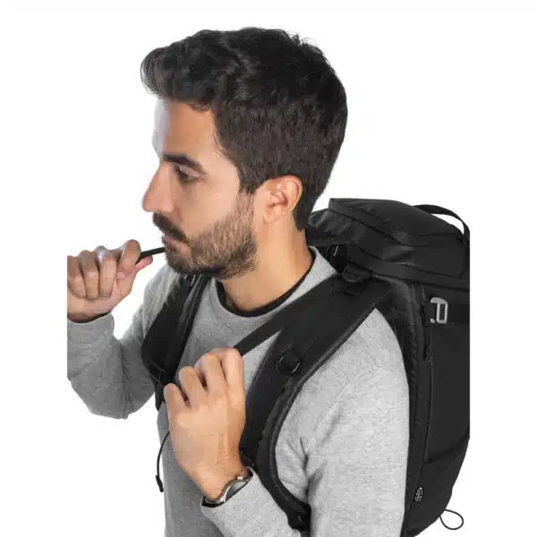 Detalhe da placa de metal personalizada na mochila Alasca