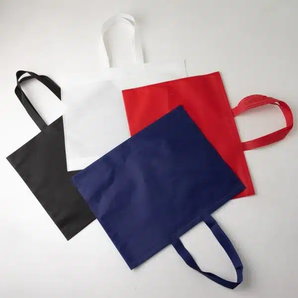 Sacola personalizada TNT com logo silk corporativa