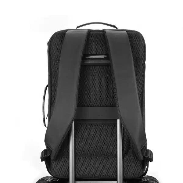 Brinde premium mochila preta personalizada com placa metal