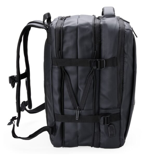 Mochila corporativa preta com placa de metal gravada logo