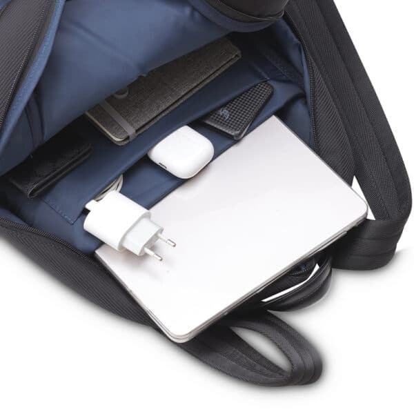 Mochila premium preta personalizada com logo em metal