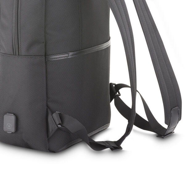 Mochila preta com placa de metal gravada logo empresa