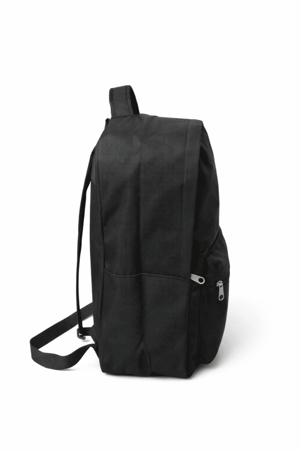 Mochila promocional preta com logo em silk para empresas