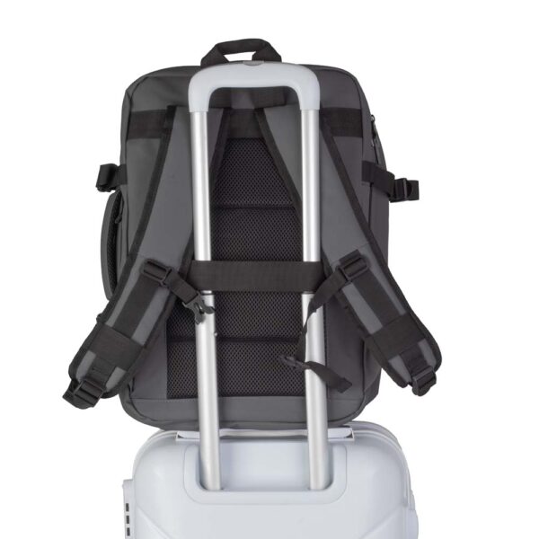 Mochila corporativa preta personalizada com placa metal