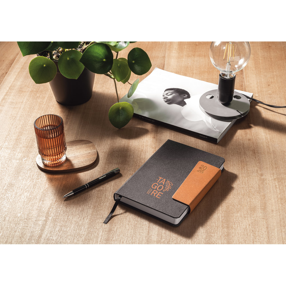 - Huble Brindes Corporativos (21x14 cm) | Agenda Personalizada Anual Pele Reciclada c/ Caneta- HUBSP-66205 - Imagem 10