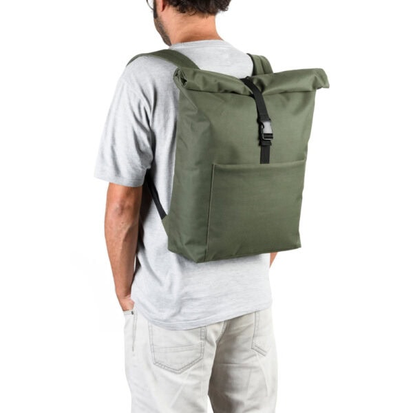 Brinde mochila preta roll-top personalizada empresa