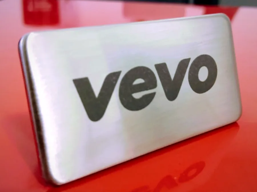 Placa de metal personalizada — Vevo