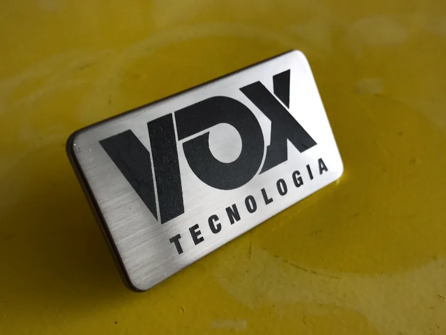 Placa de metal personalizada — VOX Tecnologia