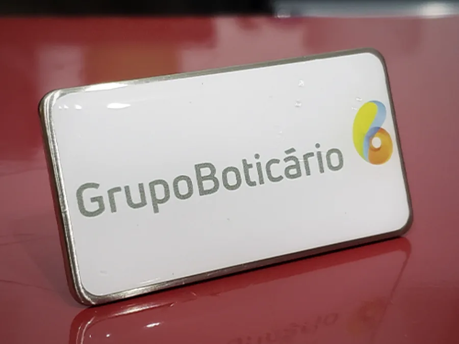 Placa de metal Grupo Boticario