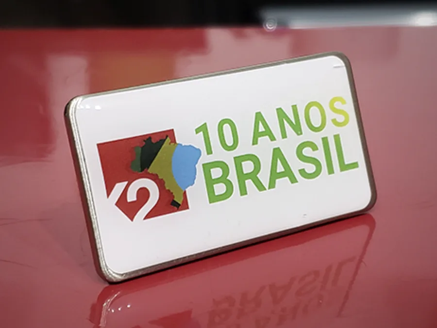 Placa de metal personalizada — K2 — 10 Anos Brasil
