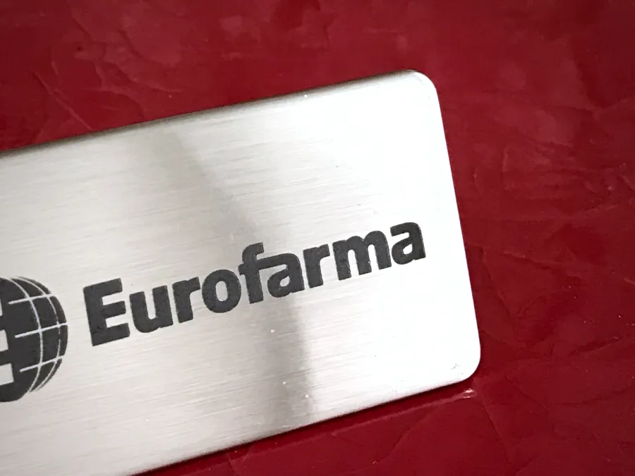 Placa de metal personalizada — Eurofarma
