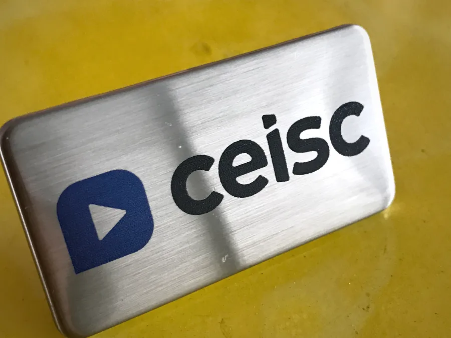 Placa de metal personalizada — Ceisc