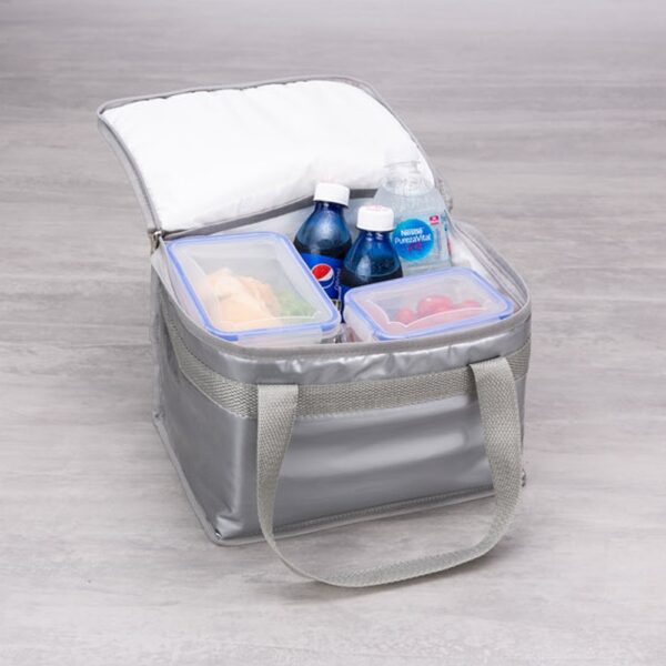 Detalhe da gravação silk e transfer em bolsa térmica prata