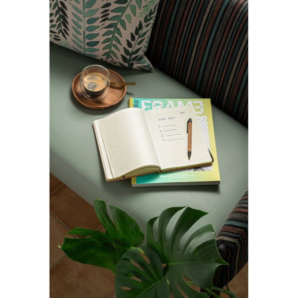 Caderno Ecológico Personalizado Cortiça 21x14cm Ambientada