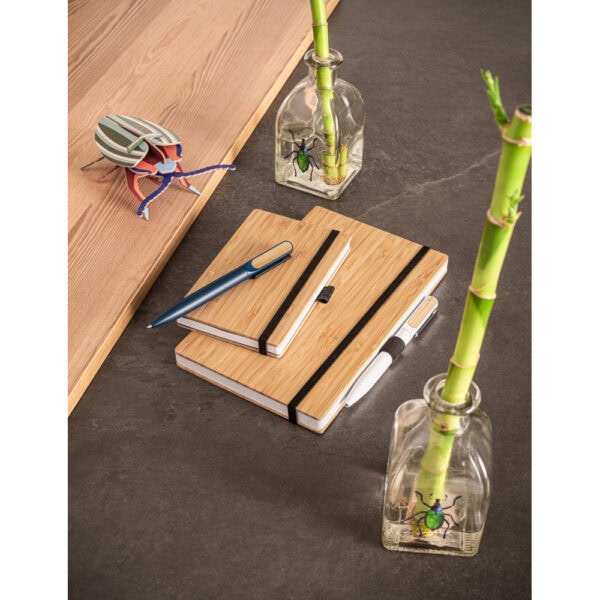 Caderno Ecológico Personalizado Bambu Reciclado Porta Caneta 21x14cm Ambientada