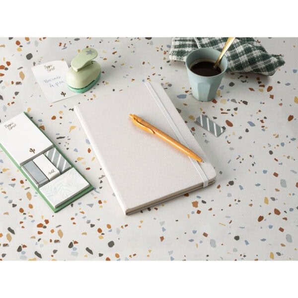 Caderno Ecológico Personalizado rPET Antibacteriano Capa Dura 21x14cm Ambientada
