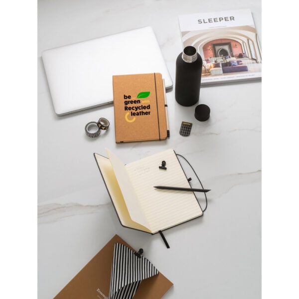 Caderno Ecológico Personalizado Reciclado Capa Dura 21x14cm Ambientada